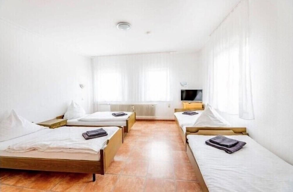 Room, Multiple Beds, Shared Bathroom