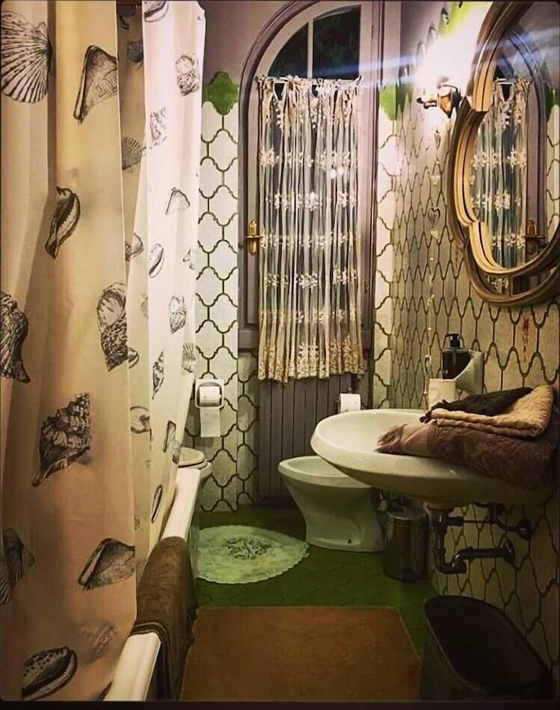 Double Room, Shared Bathroom (New Yorker) photo 3