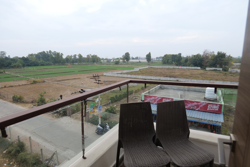 Deluxe Room with Balcony photo 3