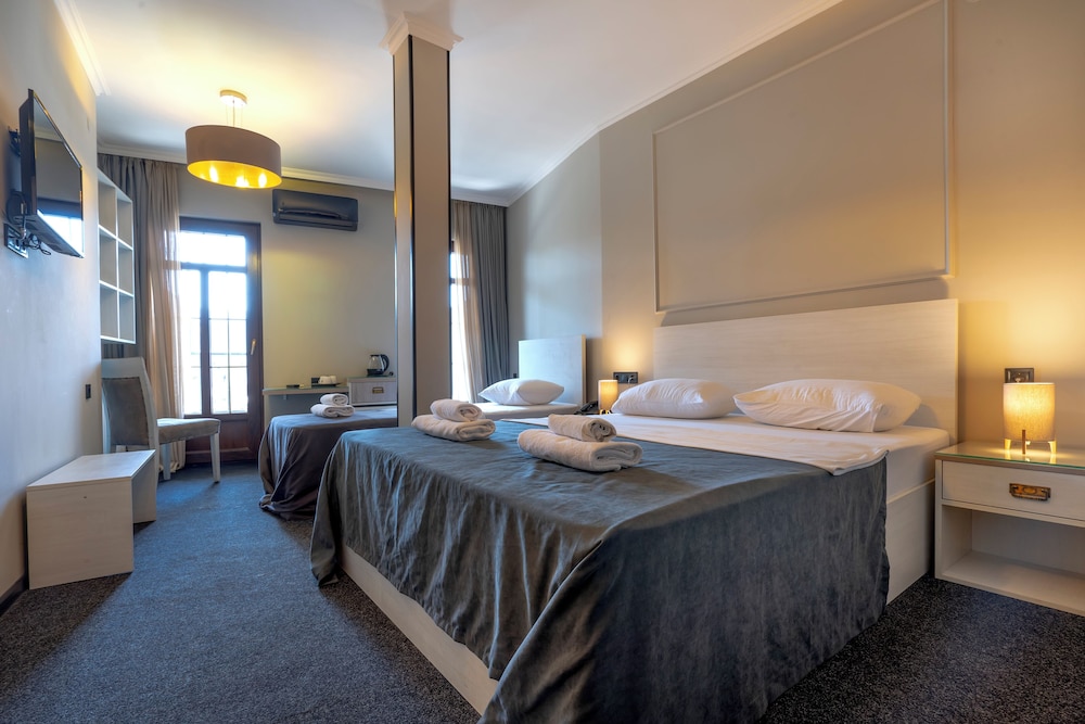 Triple Room with Terrace photo 1