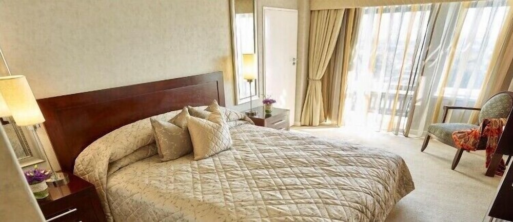 Deluxe Suite, 1 King Bed, City View