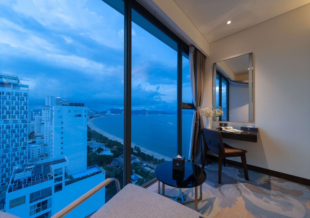 Grand Deluxe King Ocean View photo 2