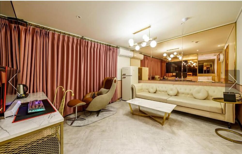 D - Luxury Suite, 2 Queen Beds, Balcony, City View