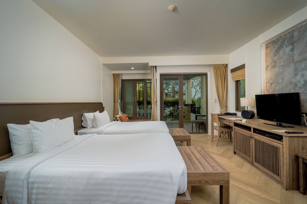 Deluxe Elegant Room - Photo 5