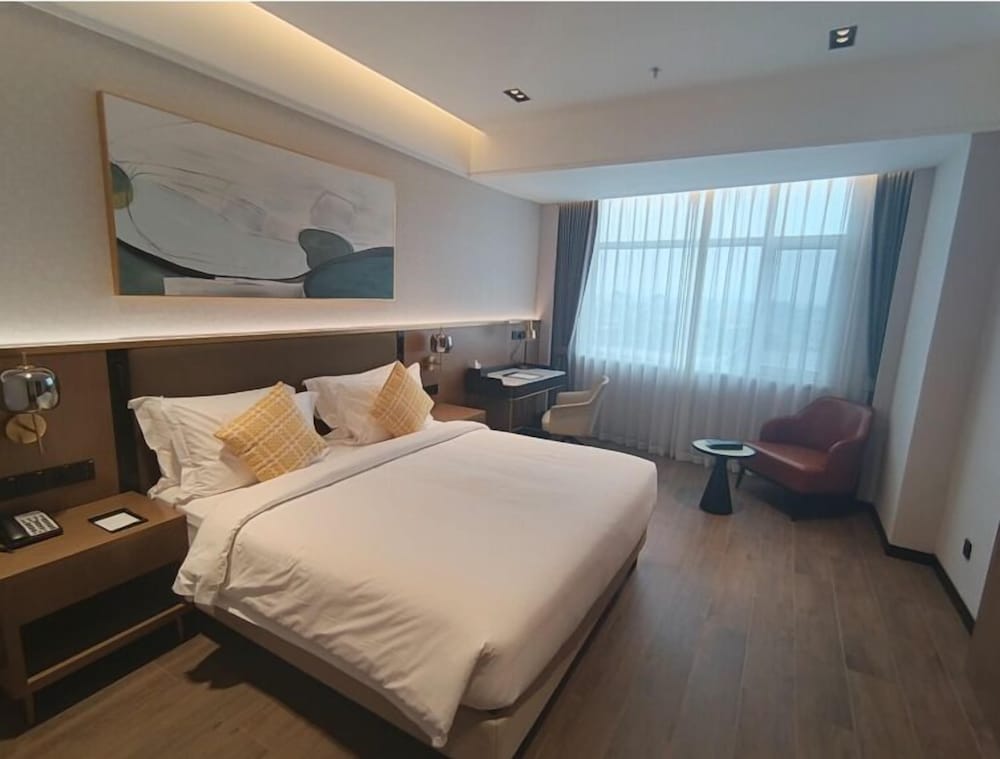Deluxe Room, 1 King Bed photo 3