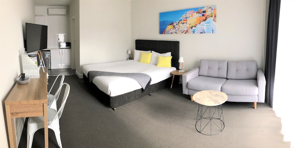 Deluxe Room, 1 King Bed, Non Smoking photo 2