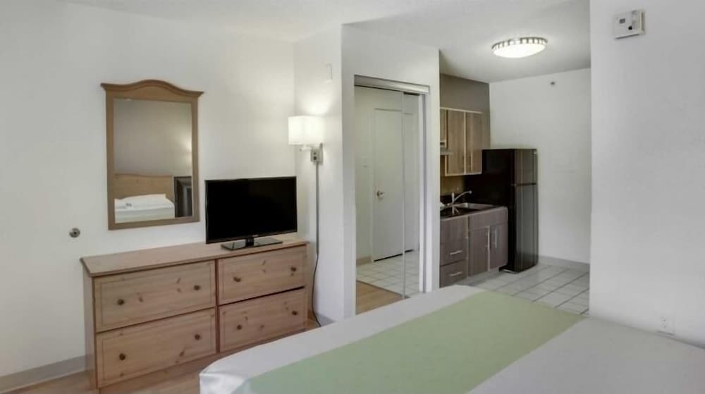 Standard Suite, 1 Queen Bed, Non Smoking, Kitchenette photo 3