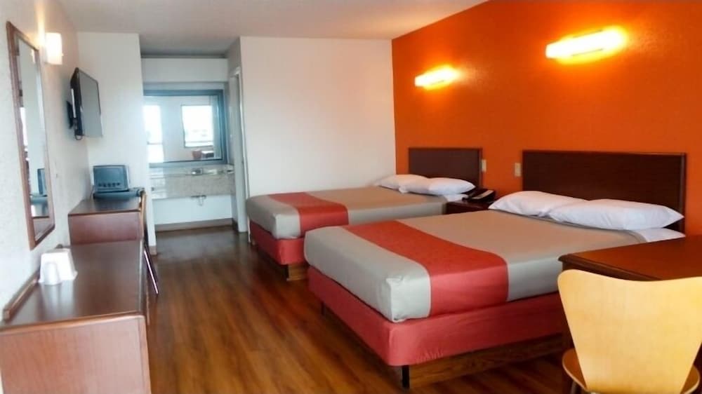 Standard Room, 2 Queen Beds, Non Smoking, Refrigerator & Microwave - Photo 2