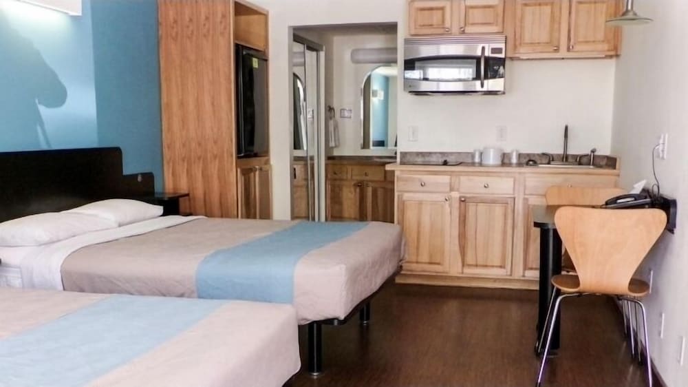 Standard Room, Multiple Beds, Non Smoking photo 2