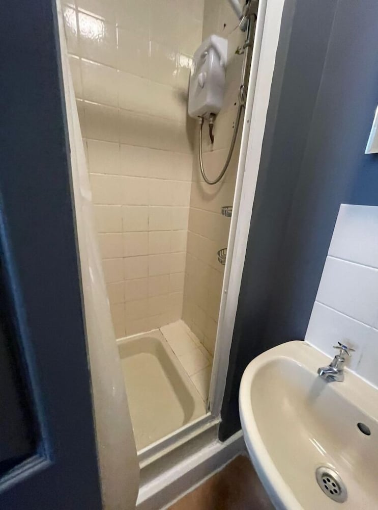 Standard Double Room, Ensuite - Photo 12