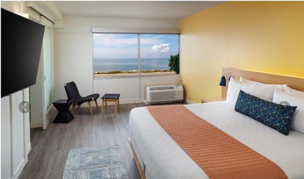 Suite, Bay View - Photo 1