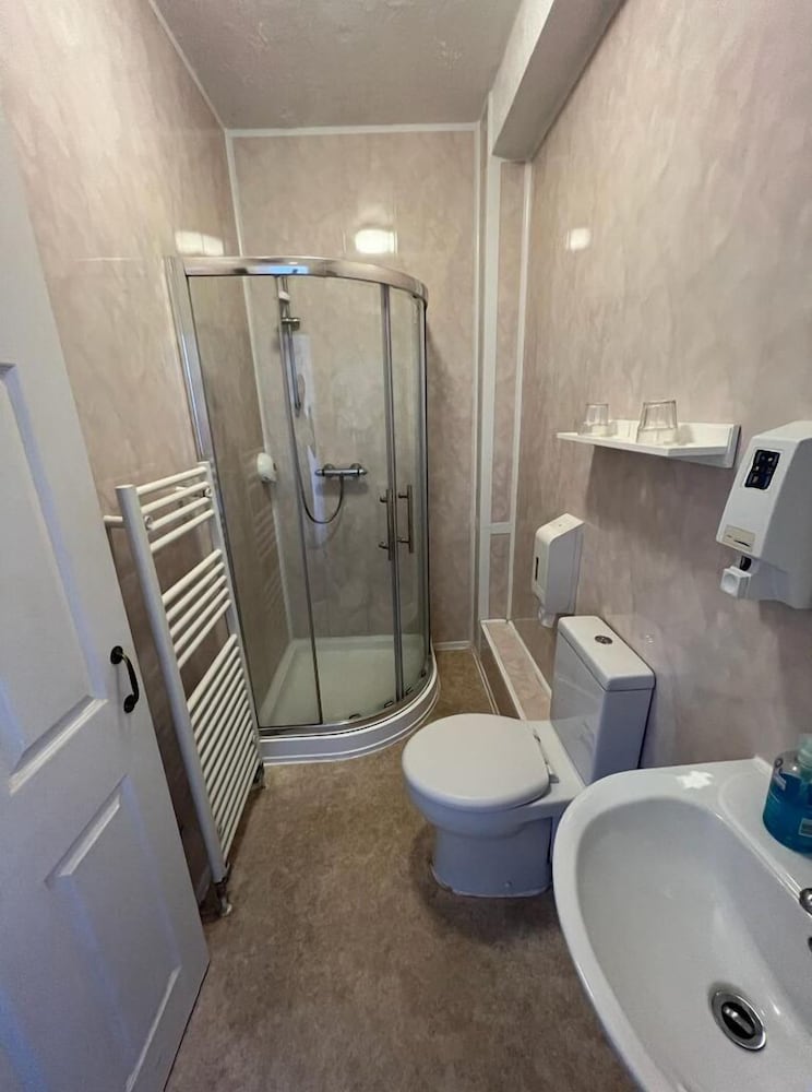 Standard Triple Room, Ensuite - Photo 5