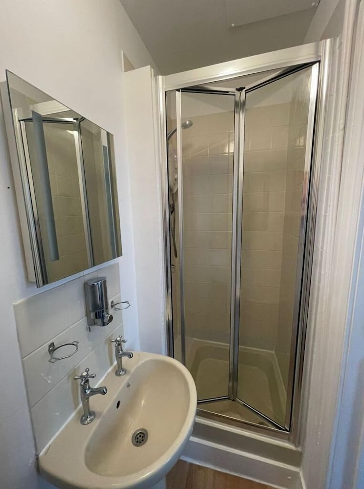 Standard Double Room, Ensuite - Photo 15