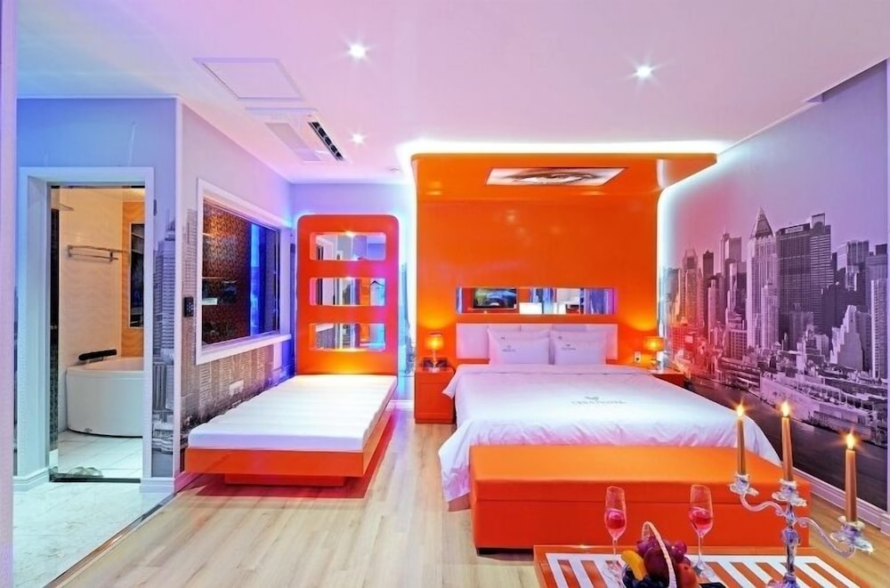 Luxury Room, Multiple Beds, Non Smoking, Jetted Tub - Photo 5