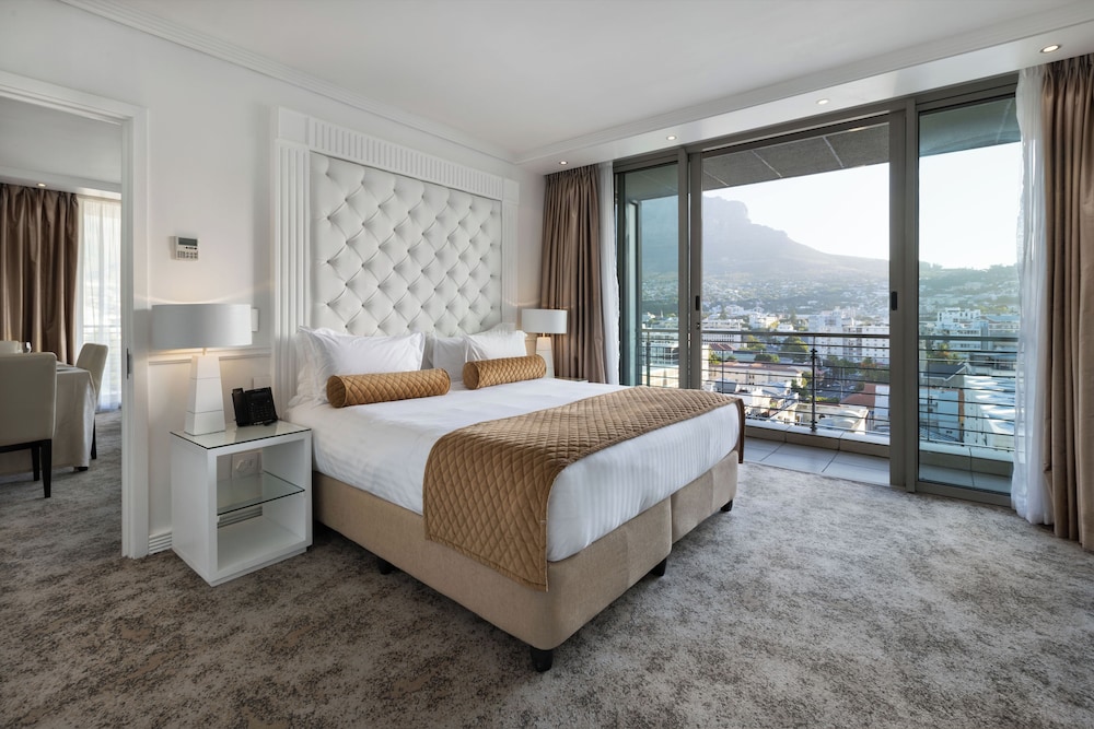 Executive Suite, 2 Bedrooms - Photo 2