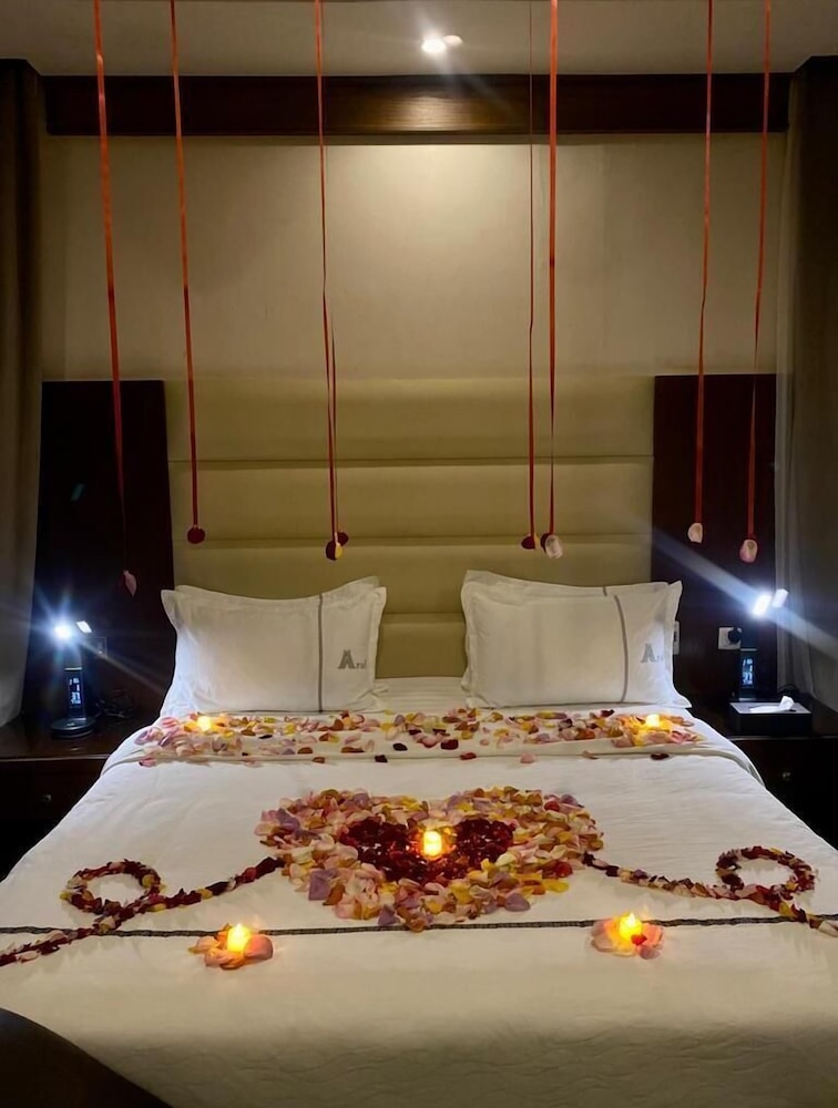 Honeymoon Suite, Jetted Tub photo 1
