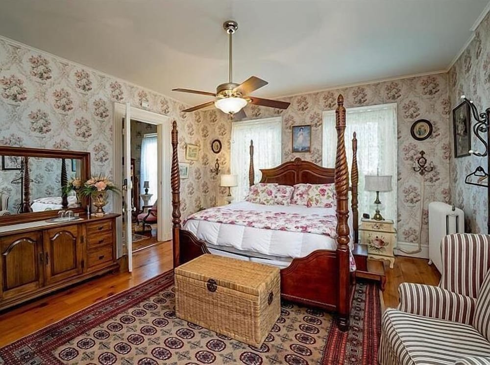 Premium Room, 1 King Bed, Balcony, Garden View photo 2