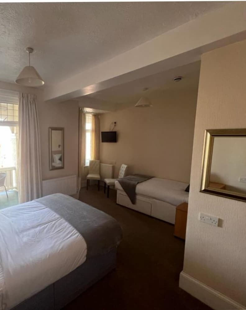 Standard Triple Room, Ensuite - Photo 2