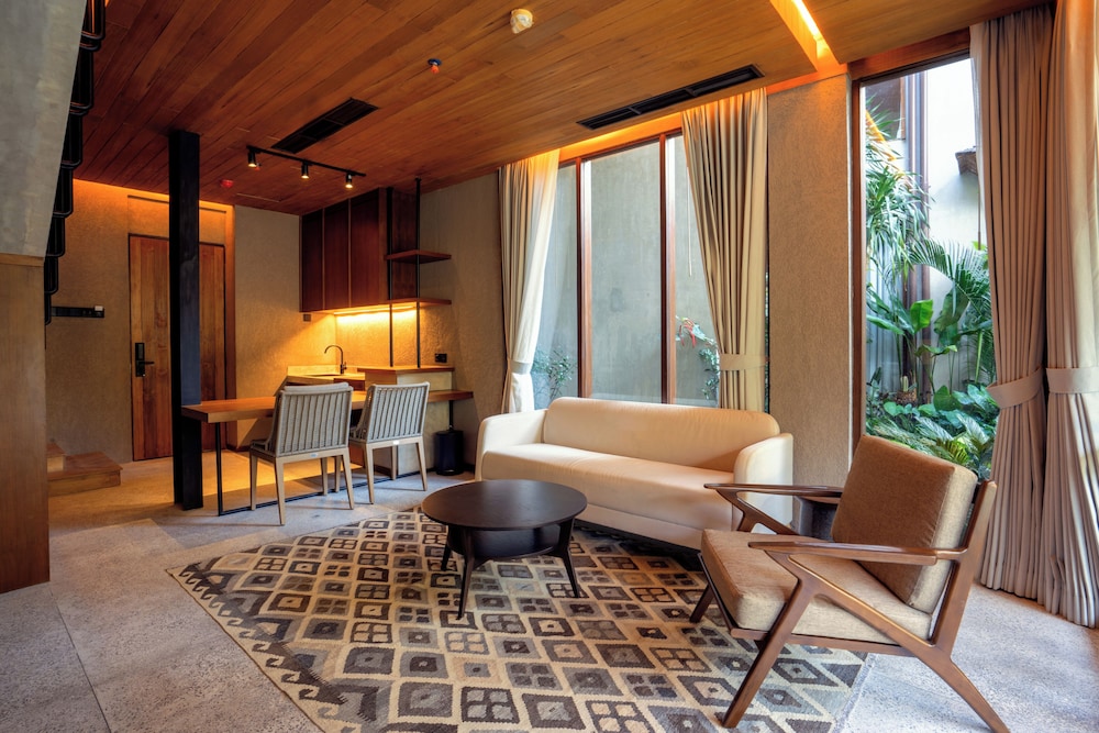 Executive Suite - Photo 8