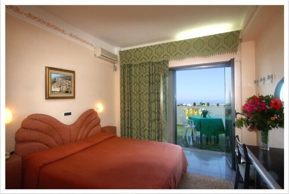 Standard Double Room Single Use photo 2