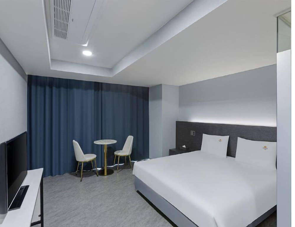 [Pool Package] Deluxe Double Room, 1 Queen Bed + Free Pool Access for 2