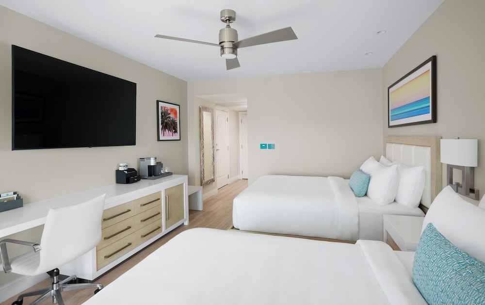 Room, 2 Queen Beds, Accessible (Mobility & Hearing, Roll-In Shower) - Photo 2