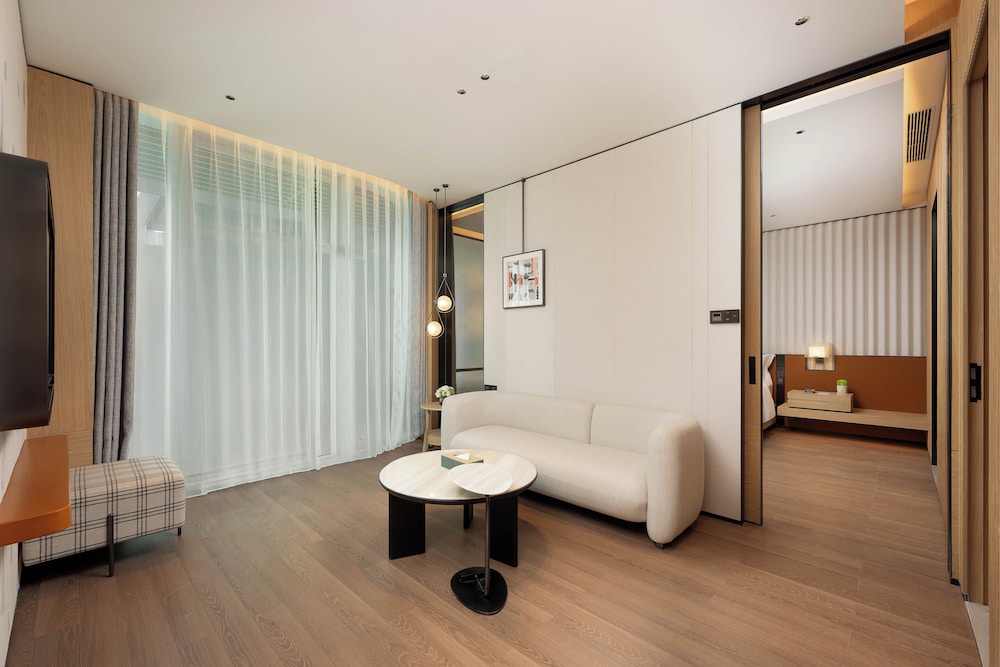King Suite Smart Fitness Mirror