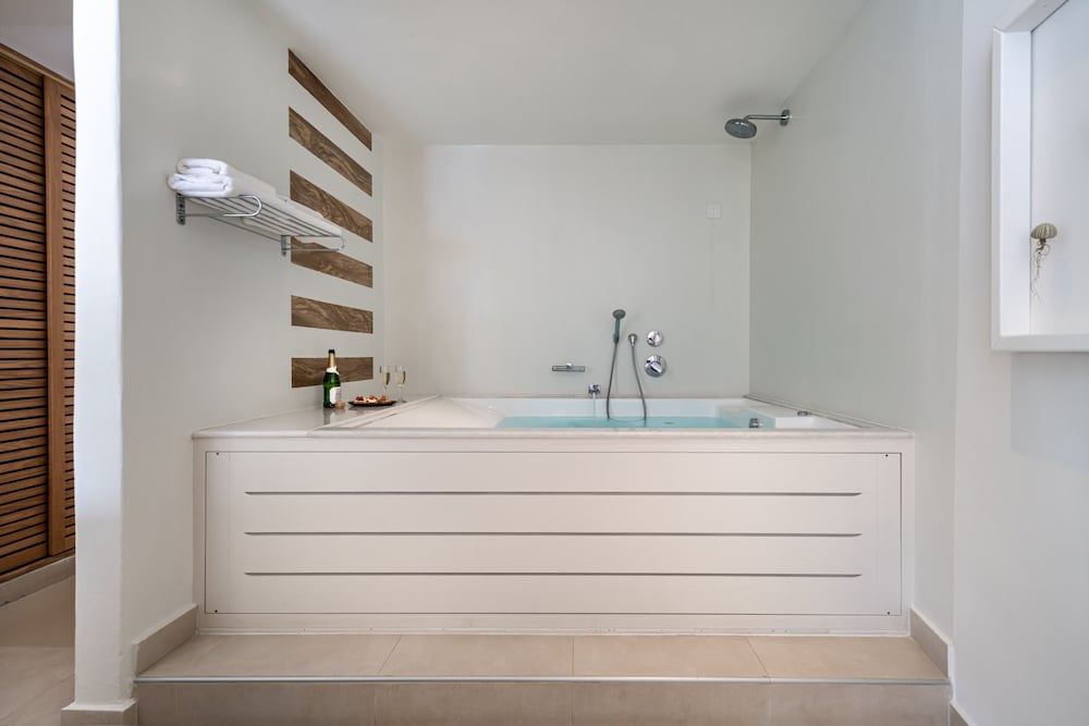 Nissaki VIP Suite with Indoor and Outdoor Hot Tub, Sea View - Photo 3
