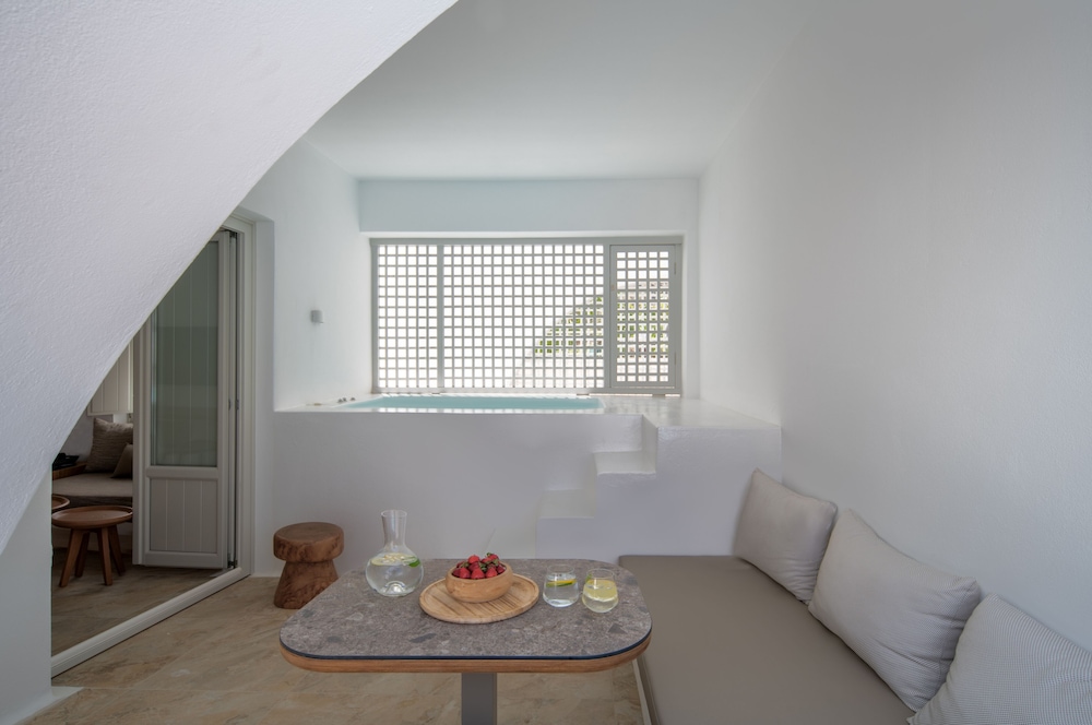 Luxury Suite with Outdoor Hot Tub - Photo 10