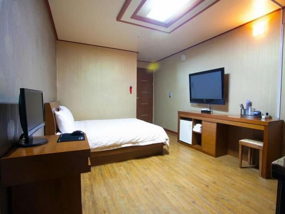 Deluxe Room (1 double bed + ondol for 4 people) photo 2