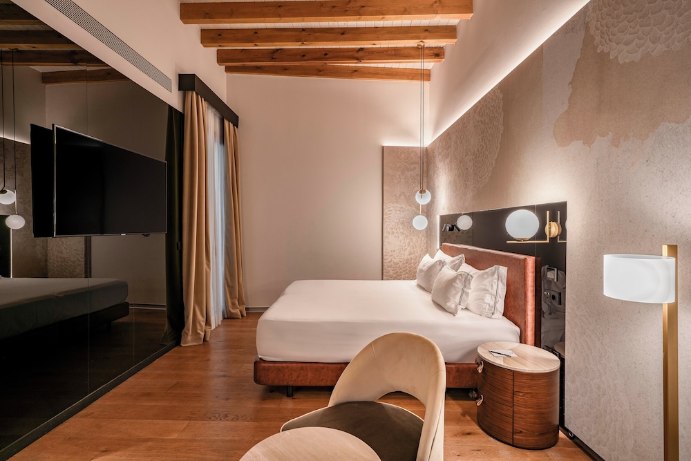 Grand Room (Deluxe)