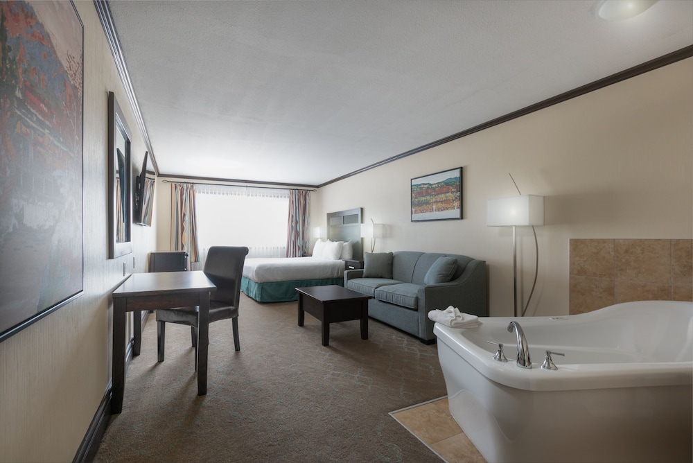 Suite, 1 Queen Bed, Non Smoking, Jetted Tub (Walk-in Shower;with Sofabed) - Photo 4