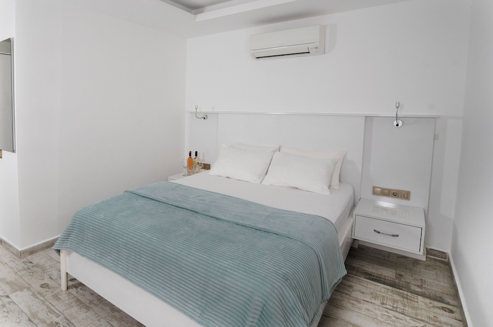 Economy Double Room, 1 King Bed, Accessible