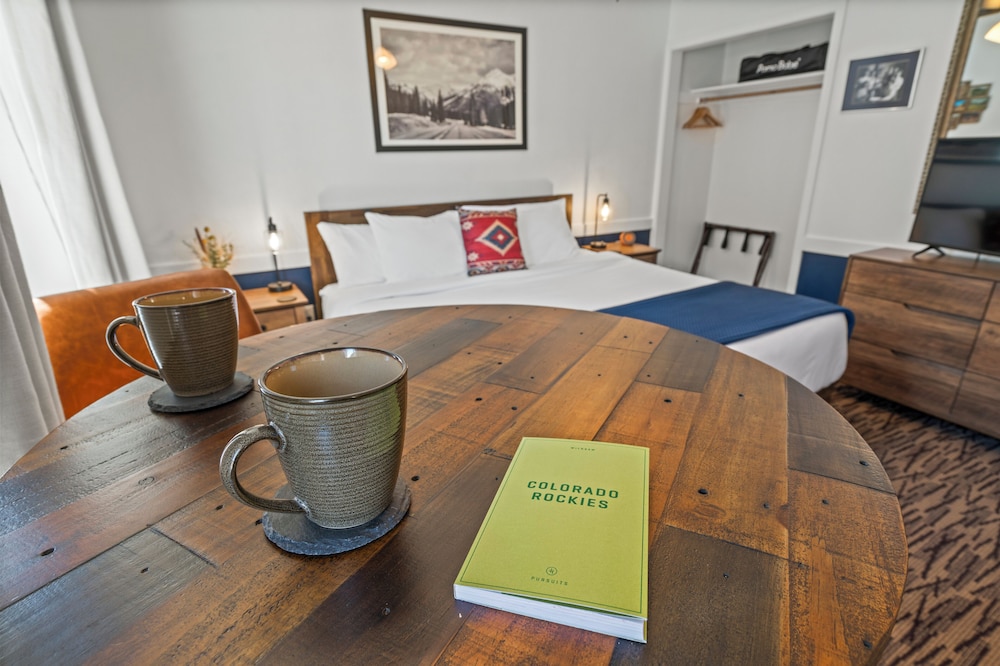 Presidential Cottage, 1 King Bed, Non Smoking, Mountain View photo 3