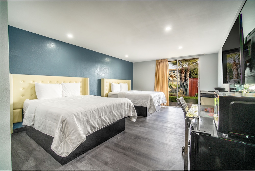 Standard Room, 2 Queen Beds, Accessible - Photo 1