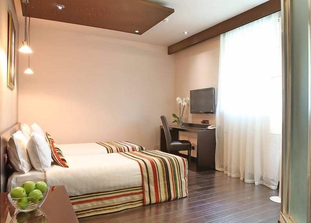 Standard Double or Twin Room - Photo 9