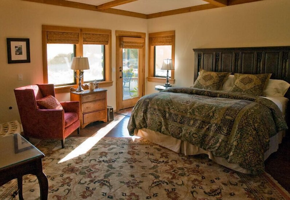 Premium Suite, 1 King Bed with Sofa bed photo 1
