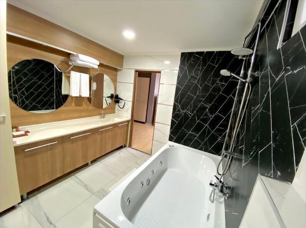 Suite Room - Photo 10