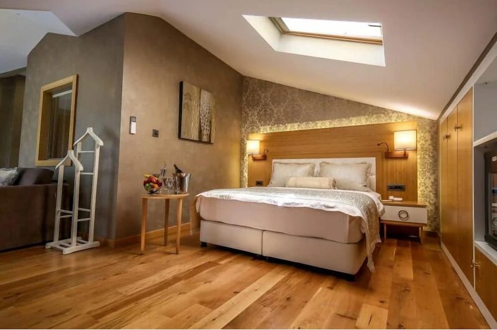 Deluxe Room, 1 King Bed, Non Smoking, Garden View