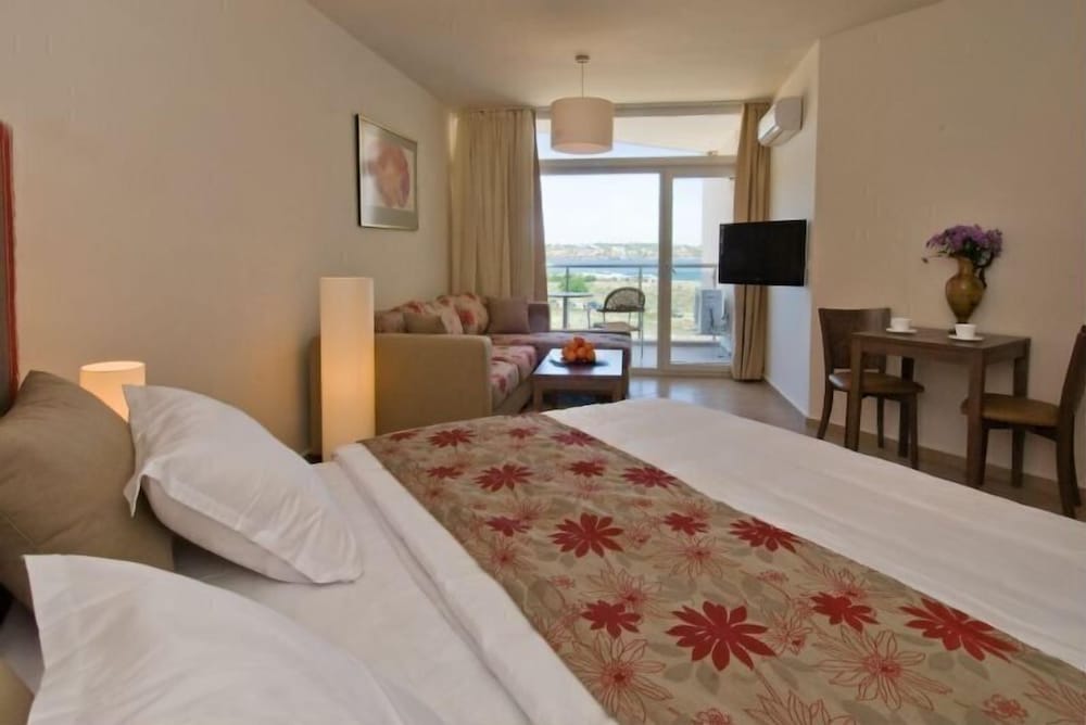 Standard Studio, 2 Twin Beds, Accessible, Beach View