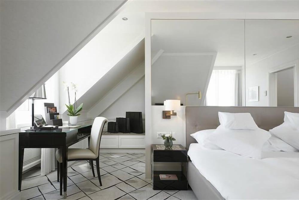 Lifestyle Suite With River View and Plaza view - Photo 1