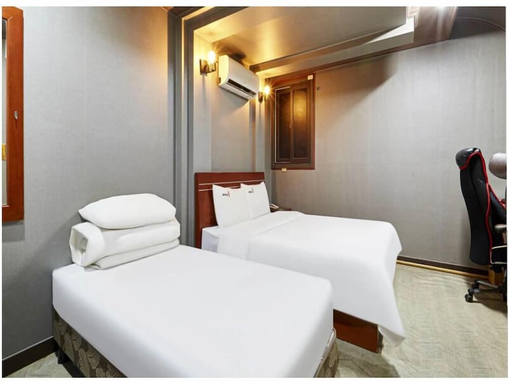 Basic Twin Room