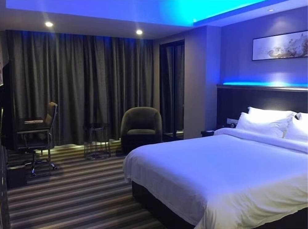 Double Room (Super Sassy)