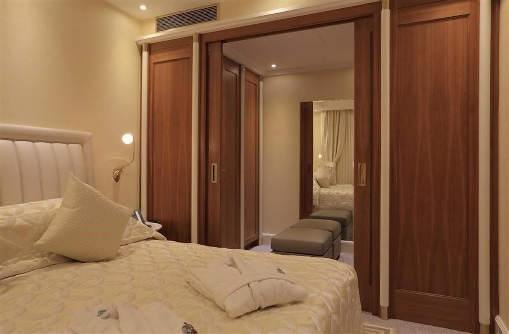 Ambassador Suite photo 2