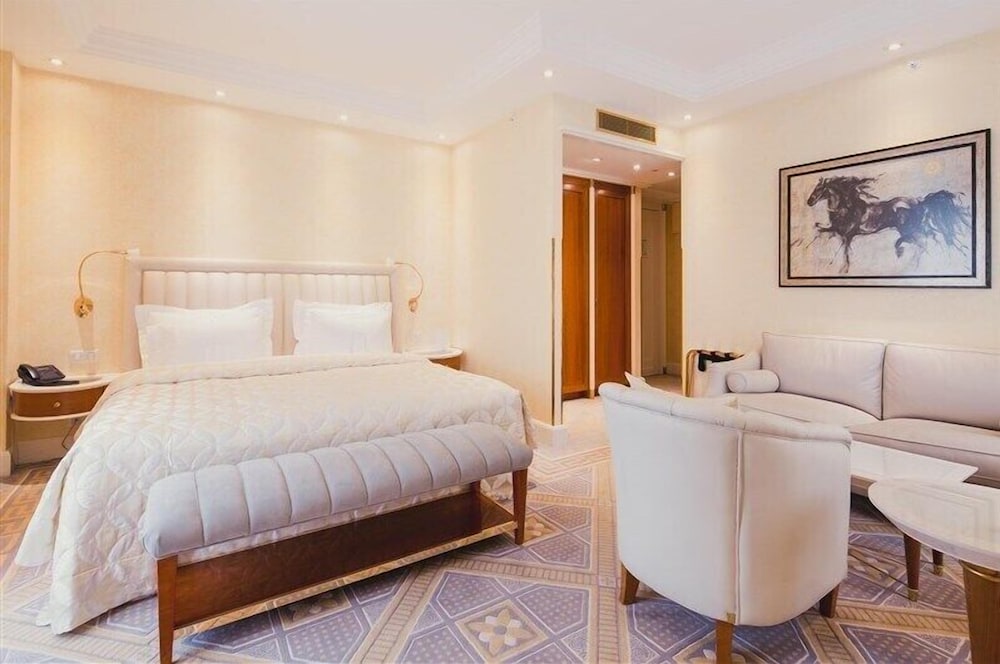Corner Room photo 1