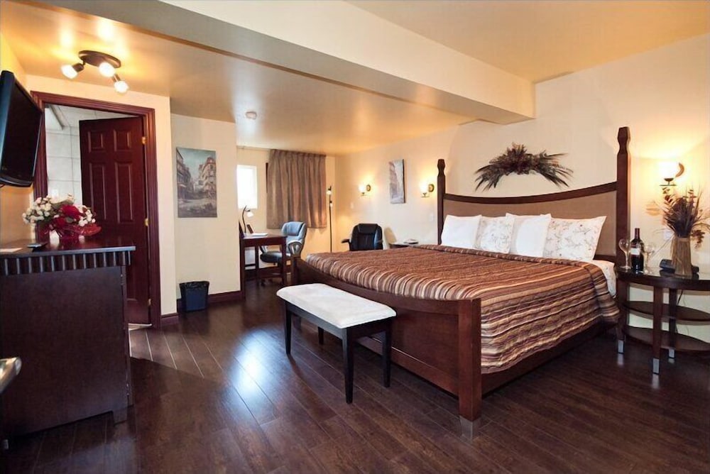 Superior Room, 1 King Bed photo 1