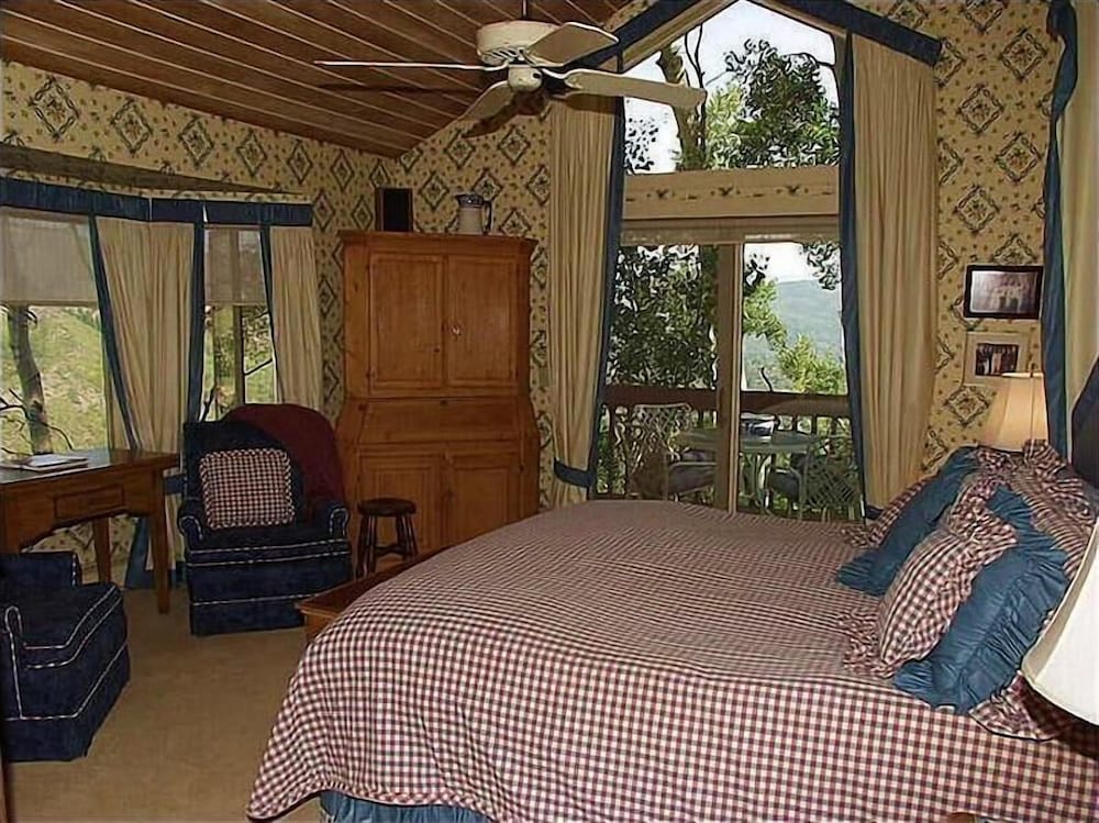 House, Multiple Beds (327 Deer Ridge Ln)