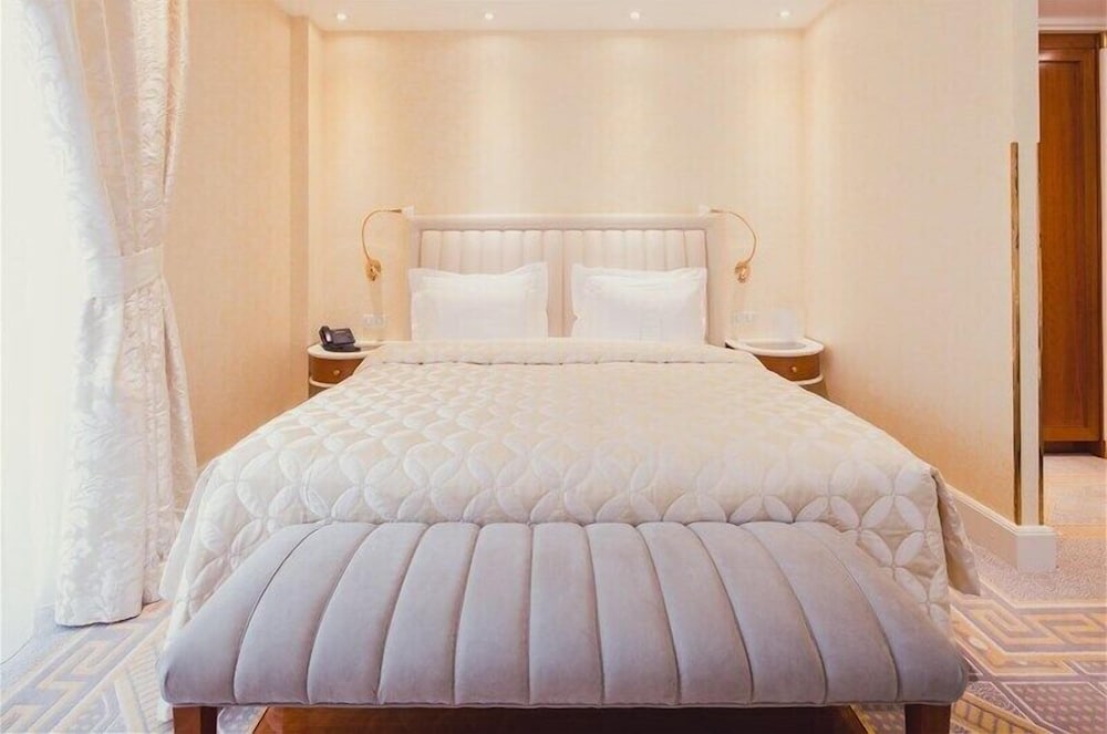 Corner Room photo 2
