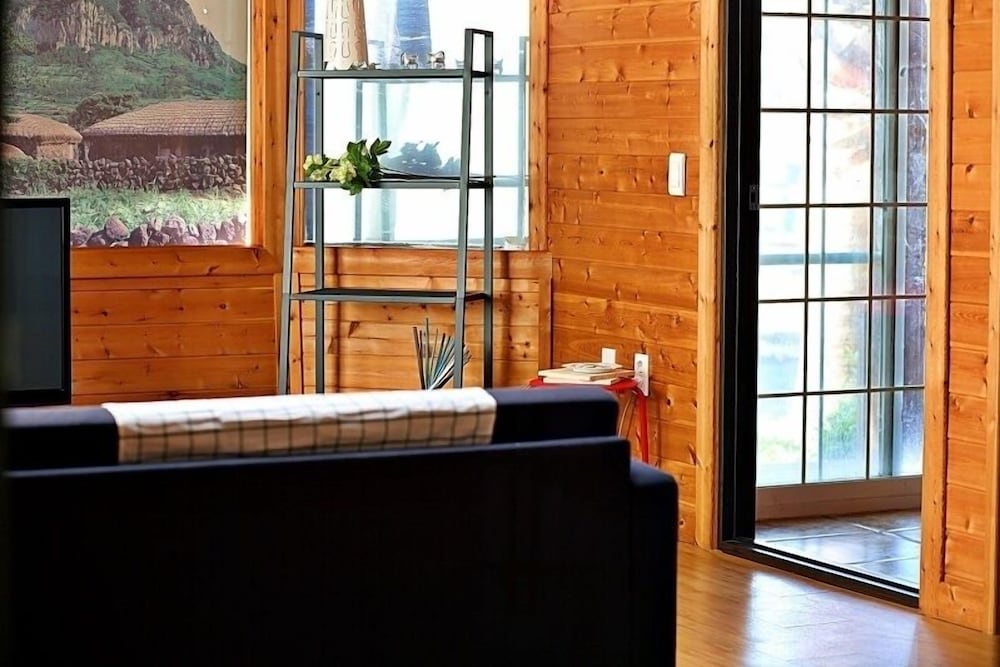 Family Room (Dianna) photo 2