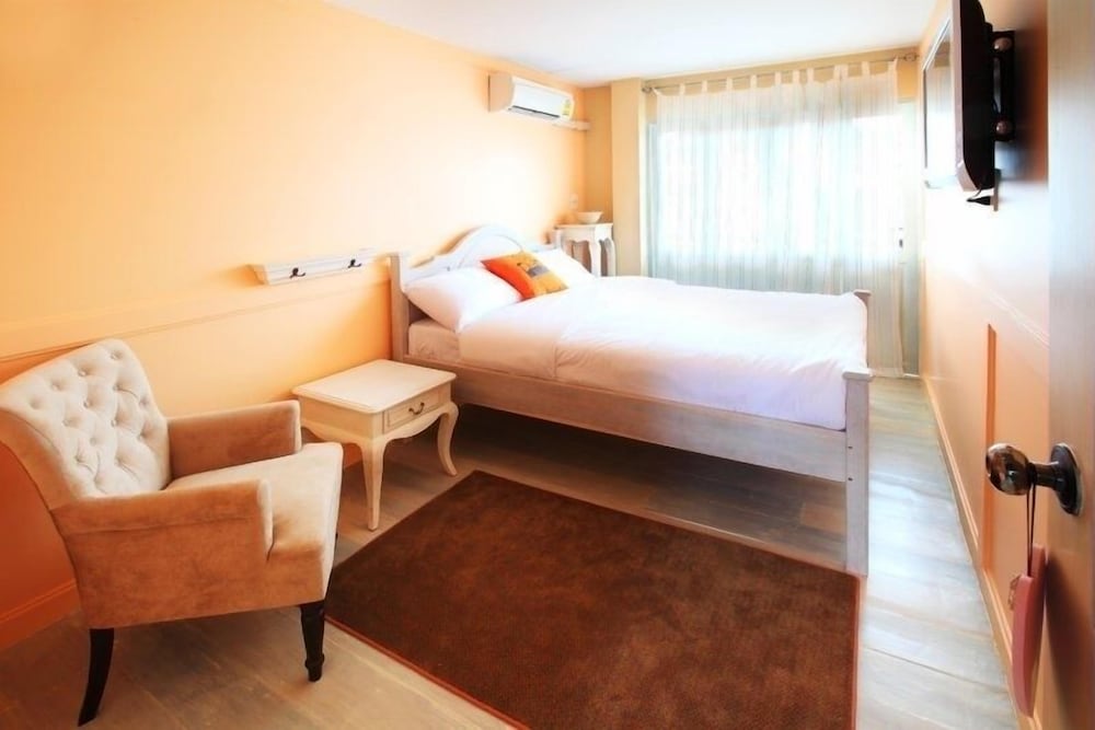 Vintage Room with Shared Bathroom